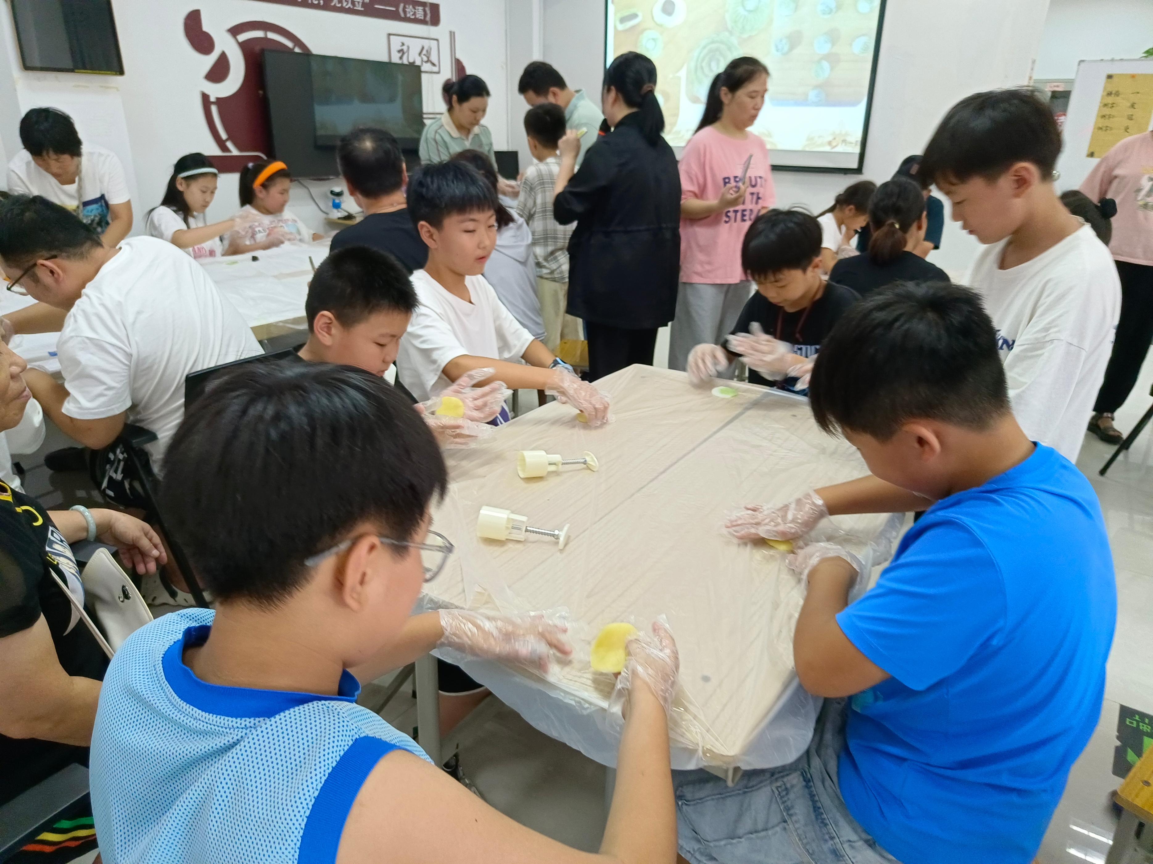 亲子做月饼.jpg