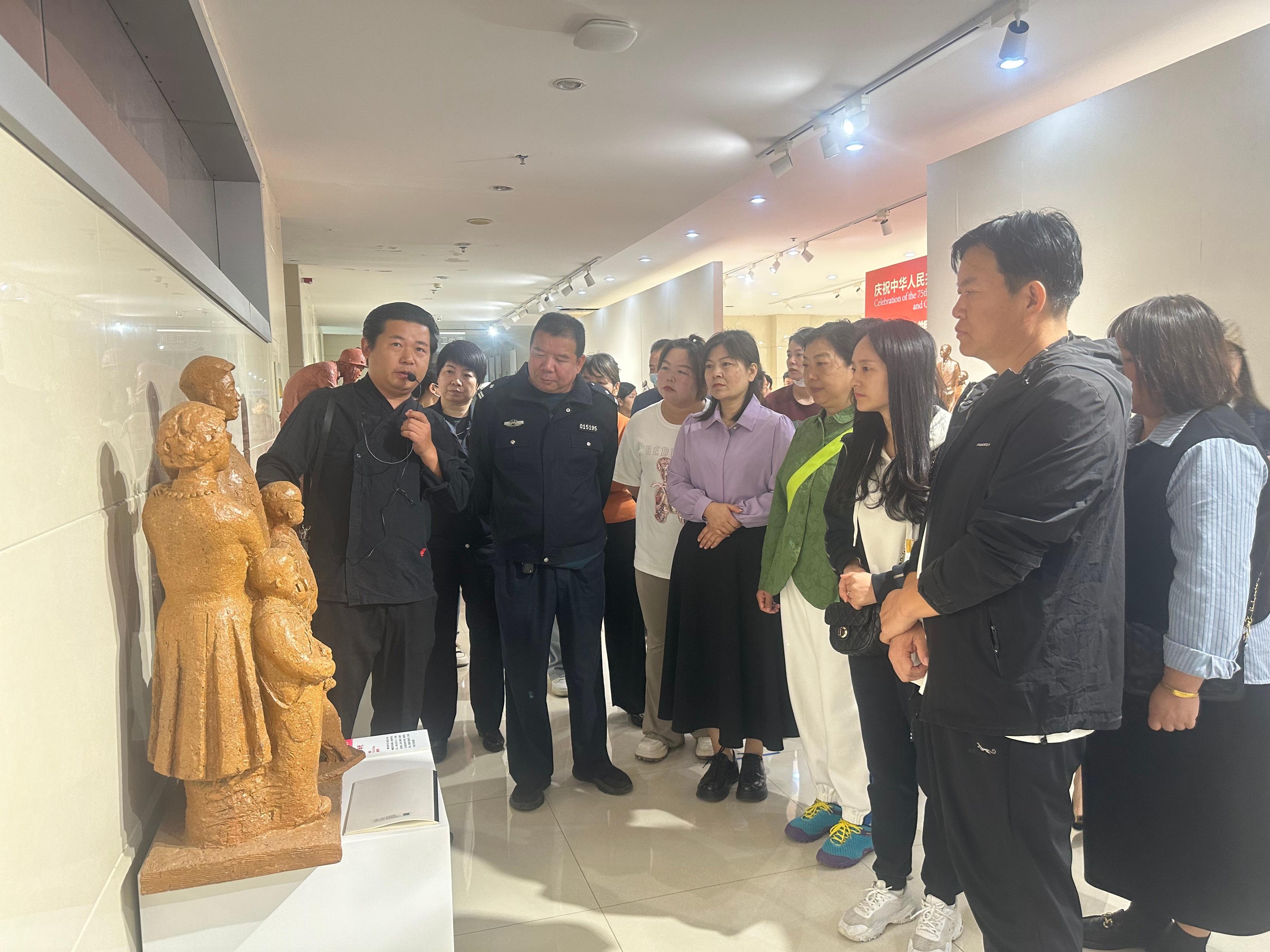 雕塑展.jpg
